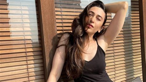 karishma kapoor sexy video|Karisma Kapoor Drops Stunning Photos In Swimsuit。